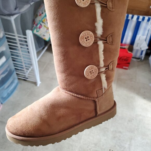 Uggs (womens) - Picture 2 of 6